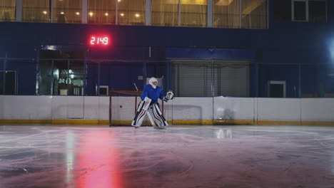 Ein-Eishockeyspieler-Führt-Einen-Angriff-Auf-Das-Gegnerische-Tor-Aus-Und-Schießt-In-Der-Verlängerung-Ein-Tor.-Der-Spieler-Bringt-Seinem-Team-Den-Sieg-Im-Elfmeterschießen